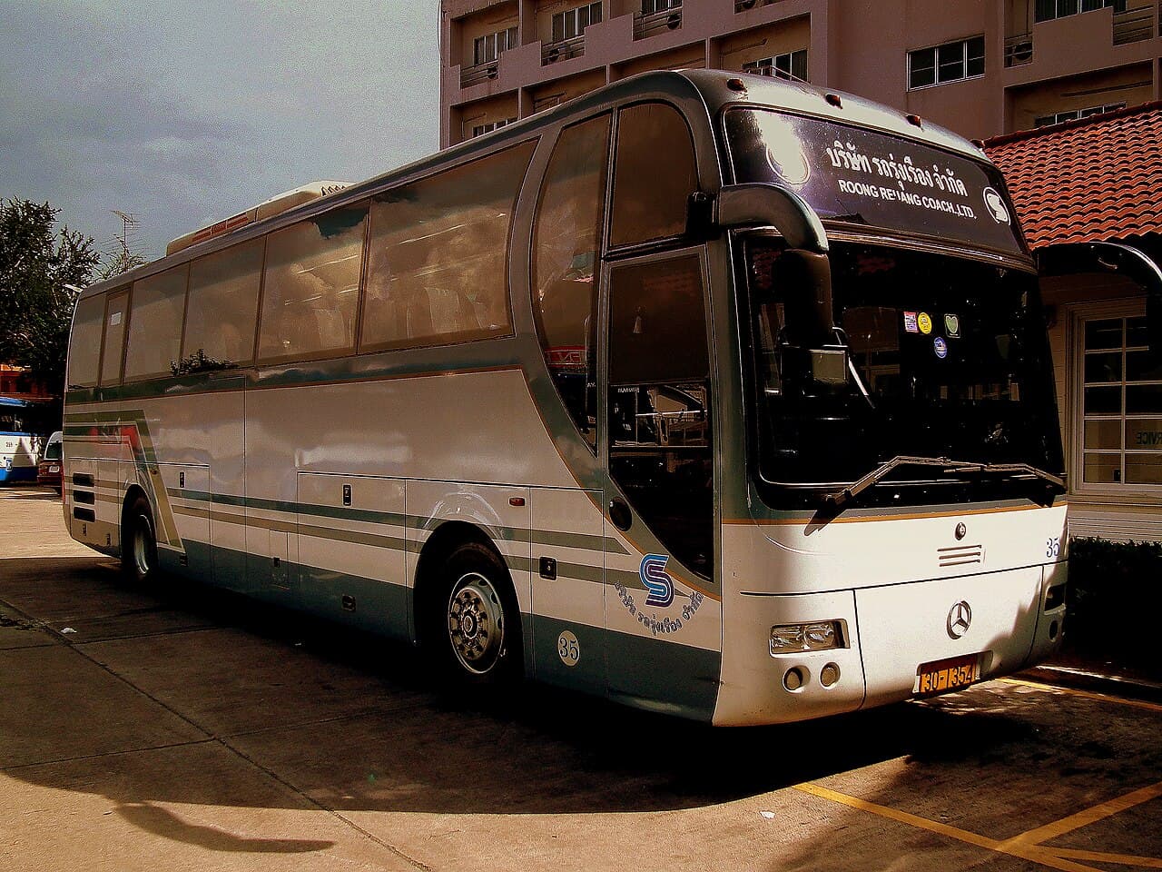 Roong Reuang Coach bus at Pattaya Bus Station.