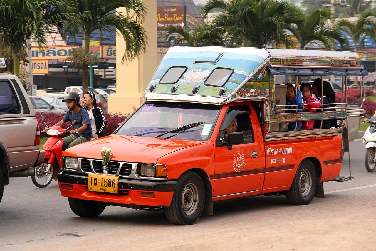Songthaew na Sukhumvit Road w Pattayi.
